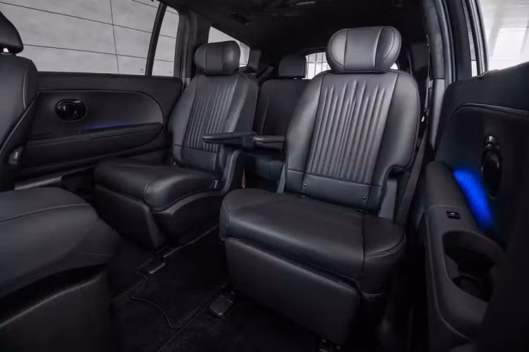 Chỉ biết rằng, mẫu SUV cỡ lớn này sở hữu cấu hình nội thất 6 chỗ với ghế “Relaxation Seats” ở 2 hàng ghế đầu. Các ghế này hỗ trợ chỉnh điện, sưởi và thông gió. Hàng ghế thứ ba cũng được tích hợp chức năng sưởi.