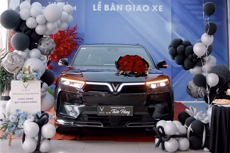 VinFast VF9 là mẫu SUV điện cỡ E với kích thước tổng thể dài x rộng x cao lần lượt 5.120 x 2.000 x 1.721 mm, chiều dài cơ sở đạt 3.150 mm và khoảng sáng gầm xe không tải 204 mm. Thiết kế tổng thể mang phong cách vạm vỡ, hiện đại với hệ thống đèn pha LED Matrix thích ứng.