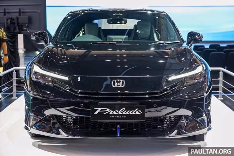 Về an toàn, xe sở hữu gói Honda Sensing đầy đủ với các tính năng như phanh giảm thiểu va chạm, cảnh báo phương tiện cắt ngang và giám sát sự tập trung của người lái, đi kèm hệ thống âm thanh giải trí Bose Centerpoint 8 loa cao cấp. Với việc mẫu xe này liên tục ra mắt tại các thị trường Đông Nam Á, rất có thể nó sẽ cớm về Việt Nam để thay thế Civic Type R.
