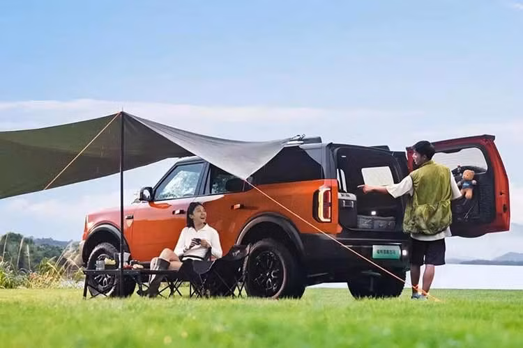 Vào hồi đầu năm nay, hãng Ford đã bất ngờ đăng ký bảo hộ kiểu dáng công nghiệp cho mẫu xe Bronco ở Việt Nam. Chiếc xe trong công báo sở hữu công nghiệp là Ford Bronco Basecamp sản xuất tại Trung Quốc. Điều này không có gì bất ngờ vì trước đó đã có thông tin về việc Ford Bronco sản xuất tại Trung Quốc sẽ được mở rộng thị trường sang Úc, Đông Nam Á, Trung Đông và Nam Mỹ.