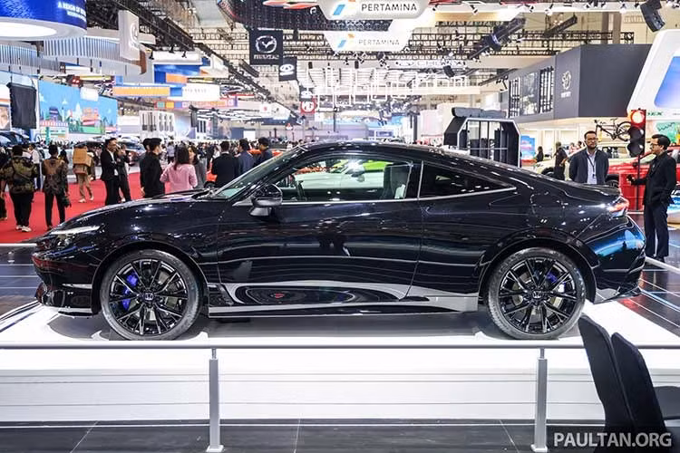 Mang mã nội bộ BF1, Honda Prelude thế hệ mới sở hữu kích thước dài x rộng x cao lần lượt 4.522 x 1.880 x 1.355 mm và chiều dài cơ sở 2.605 mm. Nằm bên trong thân vỏ của mẫu xe này vốn là cơ sở gầm bệ dùng chung với Honda Civic. So với đàn anh Civic, Honda Prelude 2026 có kích thước nhỏ hơn.
