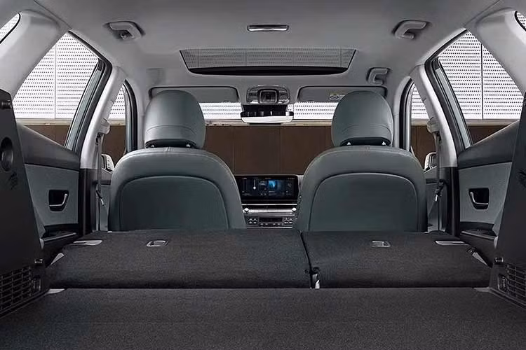 Một phiên bản đáng chú ý trong dải sản phẩm tại Hàn Quốc là Kona 1.6 Turbo H-Pick, được trang bị tiêu chuẩn các tính năng được ưa chuộng như mâm 18 inch, cần số cảm biến mưa, màn hình cảm ứng trung tâm 12,3 inch có hệ thống dẫn đường và điều hòa tự động hai vùng.
