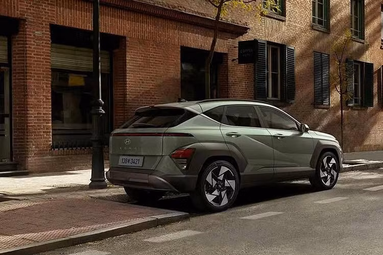 Đối với Kona đời 2027, Hyundai cũng điều chỉnh lại giá bán và cấu hình trang bị của xe tại thị trường Hàn Quốc. Theo đó, giá khởi điểm giảm 490.000 Won xuống còn 23,60 triệu Won (tương đương 419 triệu đồng) cho bản tiêu chuẩn Modern.