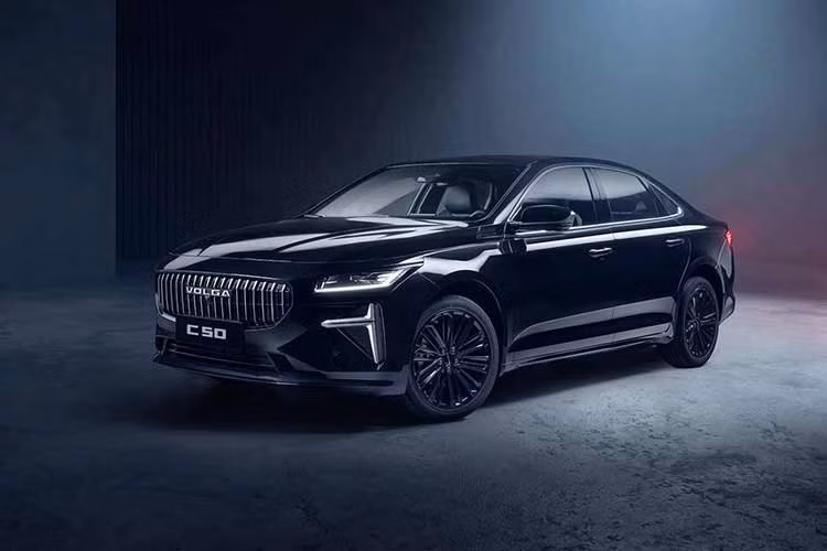 Tiếp theo là Volga C50 - một mẫu sedan truyền thống. Xe được xây dựng dựa trên mẫu Geely Preface và cũng có rất ít thay đổi so với nguyên mẫu đến từ Trung Quốc. Giống như K50, Volga C50 cũng có lưới tản nhiệt và logo phía trước mới trong khi những khu vực còn lại của ngoại thất dường như được bê nguyên từ Geely Preface sang.
