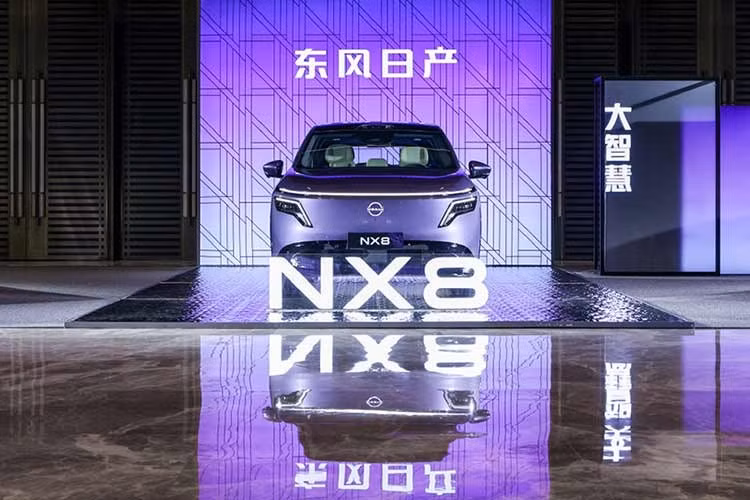 Ở phiên bản thuần điện, Nissan NX8 sử dụng cấu hình một mô-tơ điện với công suất tối đa 215 kW (288 mã lực) hoặc 250 kW (335 mã lực), đi kèm pin có dung lượng tối đa 81 kWh. Phạm vi hoạt động theo chuẩn CLTC của Trung Quốc đạt tối đa 650 km. Khả năng sạc nhanh là điểm nhấn với công suất cao nhất lên đến 463 kW, cho phép sạc từ 10% lên 80% trong 12 phút.