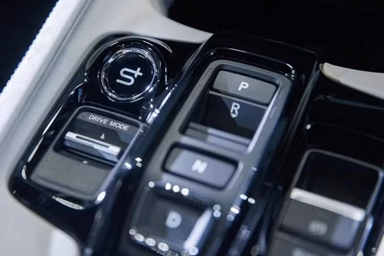 Sức mạnh của Honda Prelude đến từ hệ truyền động hybrid i-MMD kết hợp giữa động cơ xăng 2.0L chu trình Atkinson và mô-tơ điện. Tổng công suất hệ thống đạt 203 mã lực, trong đó mô-tơ kéo đóng vai trò chủ đạo với mô-men xoắn cực đại lên tới 315 Nm.
