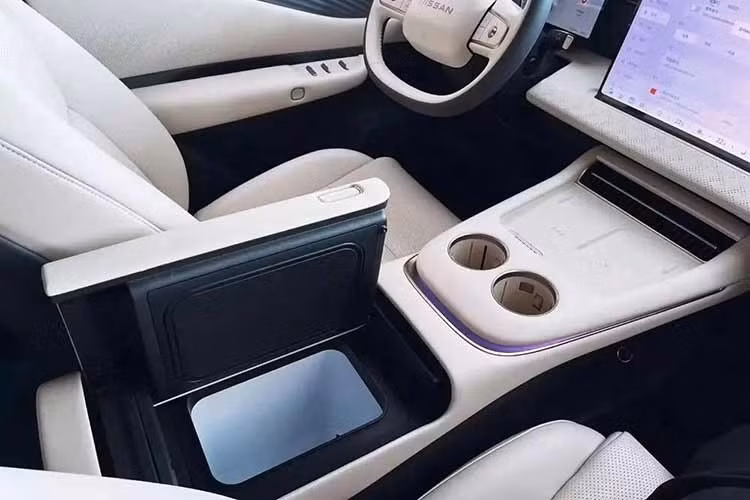 Về công nghệ, Nissan NX8 còn tích hợp 29 cảm biến nhận thức cao, bao gồm cả LiDAR, hỗ trợ các tính năng hỗ trợ lái nâng cao như tự lái theo lộ trình định sẵn (NOA) trên cả đường cao tốc lẫn đô thị, cùng chức năng đỗ xe tự động.