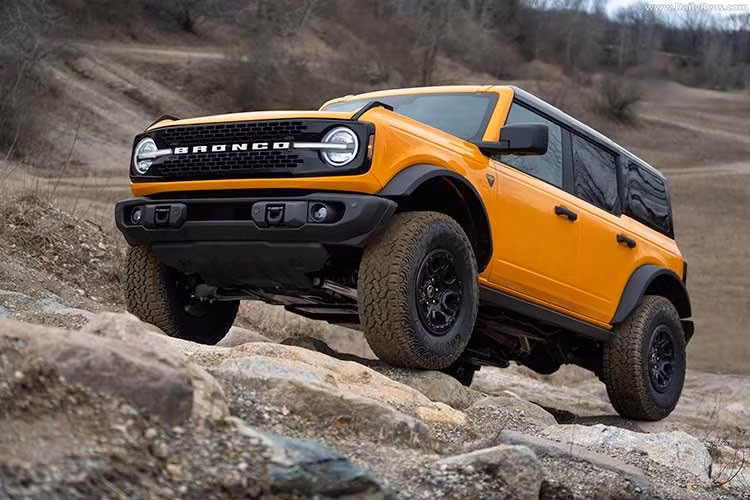 Ford Bronco 2027 đã bắt đầu có mặt tại đại lý Mỹ nhưng điều đó không ngăn được hãng công bố một số cập nhật cho Bronco đời 2026. Điểm đáng chú ý nhất của dòng xe này chính là sự trở lại của cái tên Wildtrak. Tuy nhiên, lần này, Wildtrak được bán ra thị trường dưới dạng gói trang bị thay vì một phiên bản riêng.