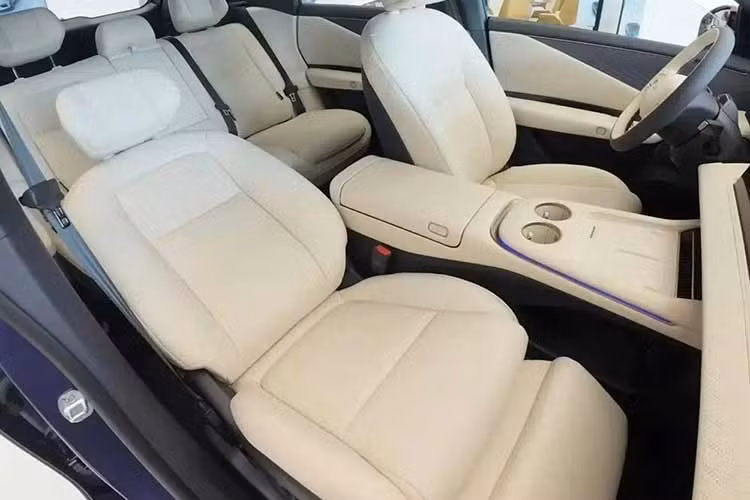 Bên trong xe, mẫu SUV hạng trung mới của Nissan được trang bị cụm hai màn hình cùng có kích thước 15,6 inch, bảng đồng hồ kỹ thuật số 10,25 inch và màn hình hiển thị thông tin kính lái AR HUD kích thước 63 inch. Hệ thống giải trí chạy trên hệ điều hành Nissan OS 2.0 và được hỗ trợ bởi chip Qualcomm 8295P.