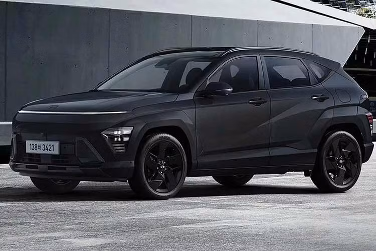 Bắt đầu với bổ sung mới nhất là gói Black Exterior với toàn bộ các chi tiết ngoại thất sơn đen, bao gồm cả bộ mâm hợp kim 18 inch. Gói ngoại thất này chỉ được áp dụng cho Hyundai Kona 2027 màu đen Abyss Black Pearl.