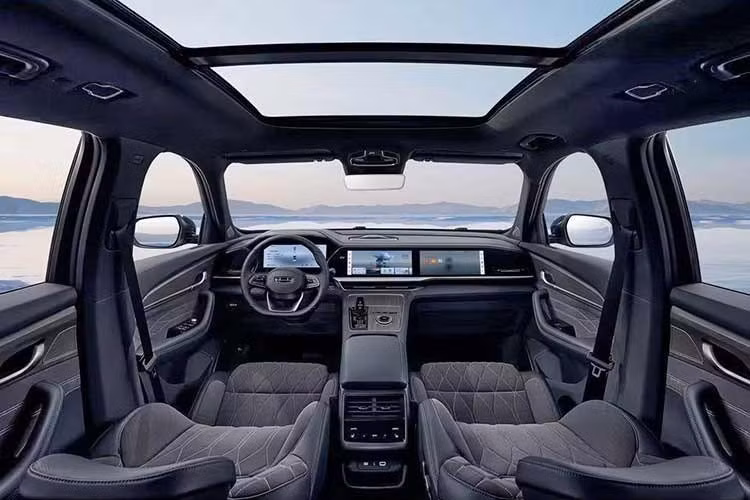 Thay vào đó, Volga K50 trông gần như giống hệt Geely Monjaro, thể hiện qua mặt ca-lăng, các chi tiết mạ crôm và đèn pha. Sự tương đồng tiếp tục kéo dài dọc thân xe và ra phía sau. Thay đổi rõ rệt duy nhất là lưới tản nhiệt được tinh chỉnh nhẹ và mang biểu tượng của Volga.