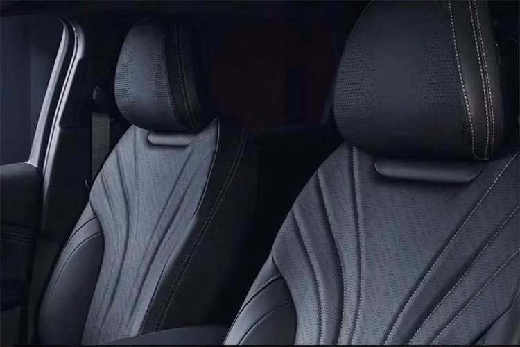 Cả hai mẫu xe của Volga sẽ được lắp ráp tại nhà máy cũ của Volkswagen ở Nizhny Novgorod – nơi từng sản xuất xe cho thị trường nội địa Nga trước khi tập đoàn Đức rút lui. Hiện giá bán của Volga K50 và C50 vẫn chưa được công bố. Tuy nhiên, với cấu hình và nền tảng sẵn có từ Geely, hai mẫu xe này nhiều khả năng sẽ được định vị ở nhóm dễ tiếp cận nhằm nhanh chóng chiếm thị phần.