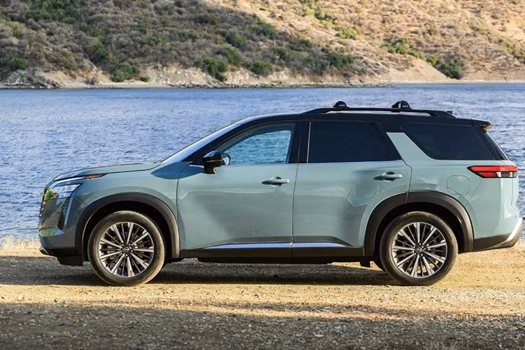 Dù không phải thế hệ mới, Nissan Pathfinder 2026 bản nâng cấp giữa vòng đời mang đến nhiều tinh chỉnh đáng chú ý về thiết kế. Xe có phần cản trước và cản sau được tinh chỉnh, tạo cảm giác sắc nét hơn, trong khi logo phía trước chuyển sang dạng sơn mờ hiện đại.