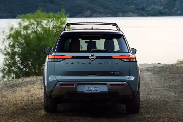 Ngoài ra, thanh giá nóc trên các phiên bản cao cấp của Nissan Pathfinder 2026 cũng đã được đổi sang màu đen, mang đến diện mạo thể thao và sang trọng hơn so với tông bạc trước đây.