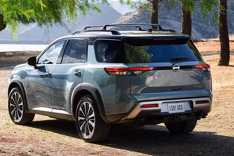 Rock Creek – biến thể địa hình của Pathfinder – vẫn giữ thiết kế gầm cao, lốp all-terrain, hệ thống treo tinh chỉnh và nội thất với các điểm nhấn màu đỏ. Bản 2026 được bổ sung thêm gói trang bị cao cấp Premium Package, bao gồm cửa sổ trời toàn cảnh và vô-lăng sưởi điện, nâng cao sự thoải mái cho người dùng.