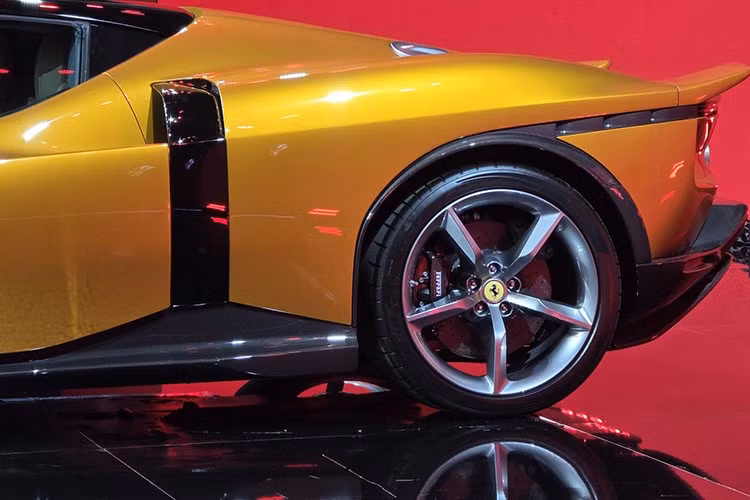 Ferrari 849 Testarossa sở hữu ngôn ngữ thiết kế đậm chất khí động học và được lấy cảm hứng từ nhiều mẫu xe trong quá khứ. Phần đuôi xe là chi tiết gợi nhiều liên tưởng nhất khi mang phong cách “twin-tail”, mô phỏng các mẫu xe đua cổ như Ferrari 512 S. Cánh gió đôi cùng cánh gió chủ động có khả năng điều chỉnh độ cao giúp tối ưu lực ép xuống mặt đường ở tốc độ cao.
