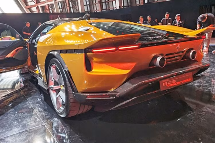 Tên gọi “849 Testarossa” cũng mang nhiều tầng ý nghĩa. Số “8” đại diện cho khối động cơ V8, “49” là dung tích mỗi xi-lanh tính bằng centilit, còn tên “Testarossa” – từng gắn liền với nhiều mẫu xe lịch sử của Ferrari, xuất phát từ phần nắp trục cam sơn đỏ đặc trưng.