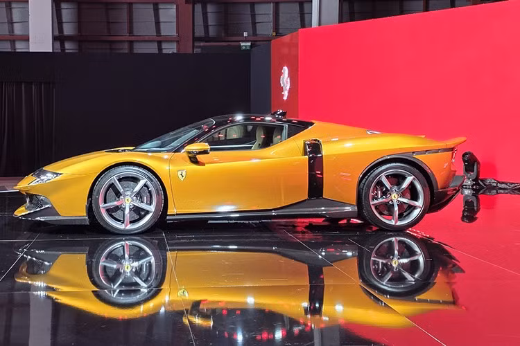 Ở giai đoạn đầu, Ferrari chỉ dành khoảng bốn suất cho khách Việt, với giá dự kiến từ 35 tỷ đồng. Những khách hàng đặt xe từ bây giờ có thể nhận xe vào cuối năm 2026, trong khi người đặt trong năm 2026 sẽ nhận xe muộn hơn, dự kiến sang 2027.