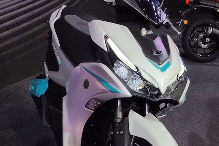 Yamaha Aerox E là chiếc xe điện đầu tiên của hãng mang phong cách maxi-scooter và là sự kết tinh hoàn hảo giữa ADN thiết kế đặc trưng của chiếc tay ga Aerox (hay NVX tại Việt Nam) cùng công nghệ hiện đại.