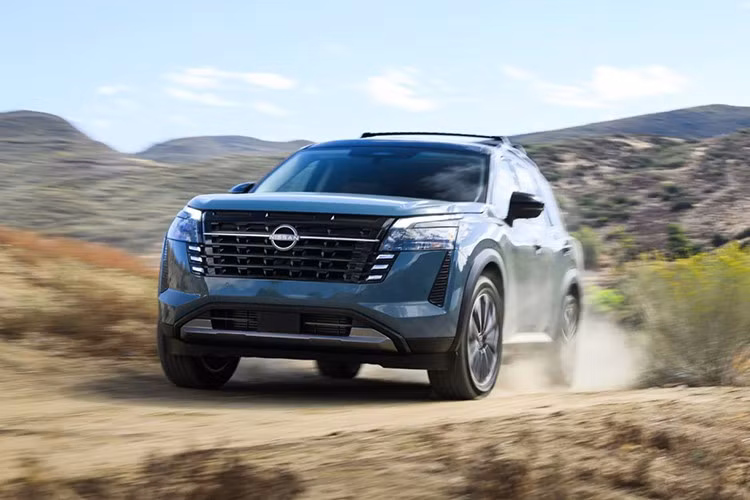 Nissan Pathfinder 2026 mới sẽ có mặt tại các đại lý từ đầu năm 2026. Dù đã có những nâng cấp đáng kể, mẫu xe này vẫn phải đối mặt với nhiều thử thách lớn, nhất là khi các đối thủ truyền kiếp như Kia Telluride và Hyundai Palisade đều bước sang thế hệ hoàn toàn mới trong năm tới.