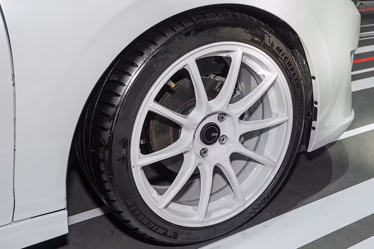 Dù vậy, Honda Integra hatchback concept vẫn gây ấn tượng mạnh nhờ phong cách thiết kế hiện đại. Ngoại thất sơn trắng nổi bật với gương chiếu hậu đỏ, nội thất da lộn đen phối các điểm nhấn cùng tông màu, đi cùng bộ mâm trắng Artka 18 inch.