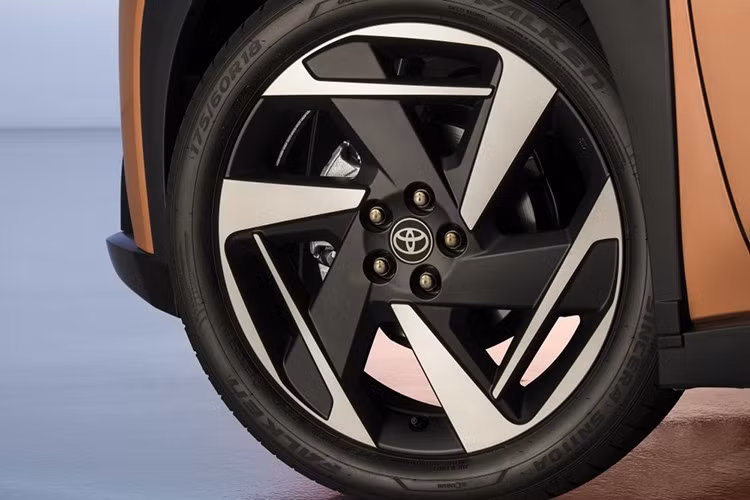 Cao cấp hơn Toyota Aygo X Icon 2026 là phiên bản Design, có giá khởi điểm từ 23.695 bảng Anh (31.140 USD - hơn 814 triệu đồng). Phiên bản này được trang bị mâm xe hợp kim 18 inch lớn hơn, đèn pha LED, gương chiếu hậu tự động gập điện có chức năng sưởi và nút bấm khởi động.