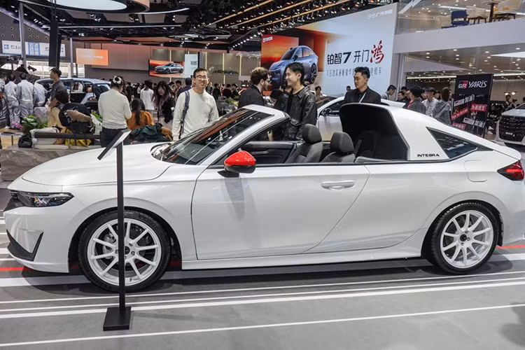 Dù chỉ được đặt ở một góc khuất trong gian hàng của GAC Honda, Integra Style đã nhanh chóng tạo điểm nhấn nhờ ngoại hình đậm chất thể thao. Tuy nhiên, khi quan sát kỹ, đây rõ ràng chỉ là một mẫu xe ý tưởng, chưa sẵn sàng cho sản xuất thương mại.