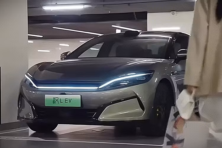 Tốc độ tối đa của Han L là 305km/h, phiên bản RWD có phạm vi di chuyển 701km mỗi lần sạc và bản AWD là 601km. BYD tung gói ưu đãi giá trị lớn dành cho khách đặt xe trước cuối năm, tổng trị giá khoảng 52.000 nhân dân tệ.
