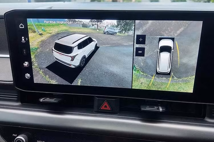 Một bản cập nhật lớn khác với Kia Clavis là cửa sổ trời toàn cảnh 2 tấm kính. Trong khi đó, Carens được cung cấp với cửa sổ trời một tấm kính. Những điểm nổi bật khác của Kia Clavis bao gồm cụm nút điều chỉnh hệ thống thông tin giải trí/điều hoà, ghế trước thông gió, máy lọc không khí tinh khiết thông minh với màn hình đo chỉ số chất lượng không khí AQI và hệ thống âm thanh cao cấp BOSE với 8 loa.