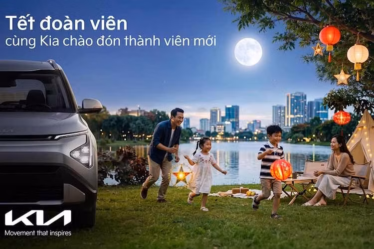 Kia Việt Nam vừa đăng tải một hình ảnh "nhá hàng" cho biết hãng chuẩn bị bổ sung một thành viên mới với "một diện mạo mới, một không gian mới và nhiều điều thú vị đang chờ được khám phá". Dù không trực tiếp đề cập, nhưng ở góc phải hình ảnh có thể thấy rõ một phần đầu đặc trưng của phiên bản Carens facelift, từng được ra mắt đầu tiên tại Ấn Độ vào tháng 5/2025 với tên Carens Clavis.