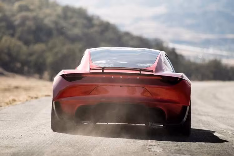 Theo kế hoạch, sự kiện ra mắt Tesla Roadster sẽ diễn ra tại cơ sở thử nghiệm động cơ tên lửa của SpaceX đặt tại khu vực Waco, tiểu bang Texas, Mỹ. Về mặt ngoại thất, các hình ảnh hé lộ mới nhất cho thấy, Roadster bản thương mại sẽ trải qua sự tinh chỉnh lớn về thiết kế so với bản concept từng xuất hiện năm 2017.