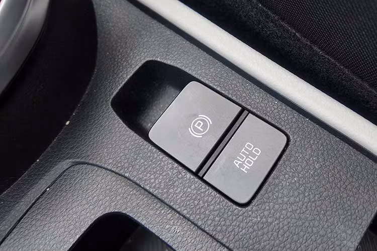 Kia Clavis có ADAS Cấp độ 2 với 20 tính năng tự động với biến thể 7DCT. Gói này gồm cảnh báo va chạm điểm mù, hỗ trợ tránh va chạm điểm mù, màn hình quan sát điểm mù trong cụm, camera 360°, kiểm soát hành trình thông minh với chức năng dừng và đi và cảnh báo sự chú ý của người lái.
