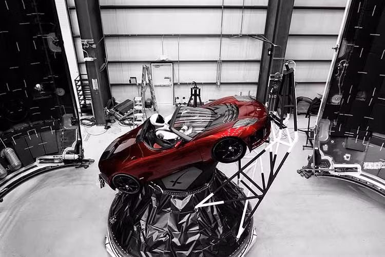 Động thái cấm bay này làm dấy lên dự đoán Tesla sẽ trình làng hai phiên bản khác nhau: một bản tiêu chuẩn đủ điều kiện lưu thông đường bộ thông thường và một bản đặc biệt được trang bị hệ thống động cơ đẩy khí lạnh phát triển cùng SpaceX.