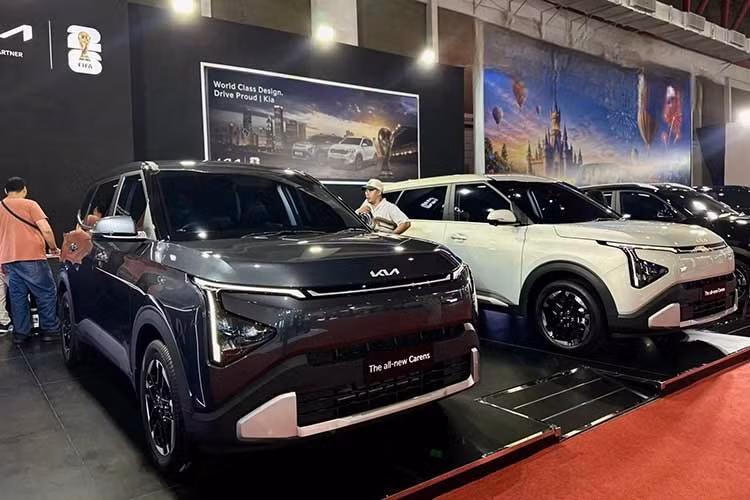 Hiện chưa rõ Kia Carens facelift 2026 sắp bán ở Việt Nam sẽ có cấu hình như thế nào. Các thông tin chi tiết về chiếc xe sẽ được công bố ở thời điểm ra mắt, dự kiến sẽ vào ngày 25/9/2026. Thông tin hé lộ của Kia Việt Nam cho thấy rõ bối cảnh Tết Trung Thu, và thời điểm này rơi vào đúng ngày 25/9/2026.