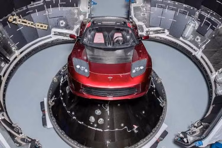 Dù vậy, giới phân tích và cộng đồng người hâm mộ vẫn kỳ vọng Tesla sẽ mang tới một bản thương mại hoàn chỉnh cho mẫu siêu xe điện này, cùng thông số giá bán và lộ trình bàn giao sản phẩm rõ ràng.