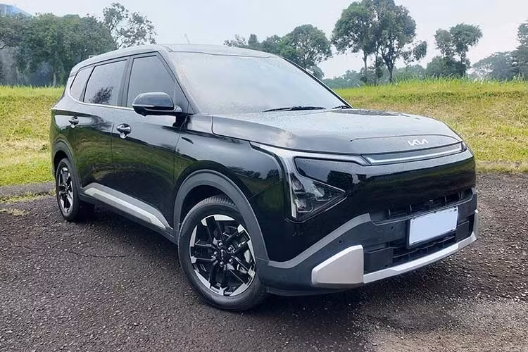 Thiết kế của mẫu xe này khác khá nhiều so với Carens hiện tại đang bán ở Việt Nam. Mặt trước của Carens Clavis trông khá giống các dòng xe điện EV của Kia khi đã được cập nhật với đèn LED DRL Star Map bóng bẩy tích hợp đèn báo rẽ. Ngoài ra, đèn pha LED cũng có các bóng dạng đá viên Ice-Cube MFR. Carens Clavis cũng có các tấm ốp trước sau với lớp mạ crôm satin.