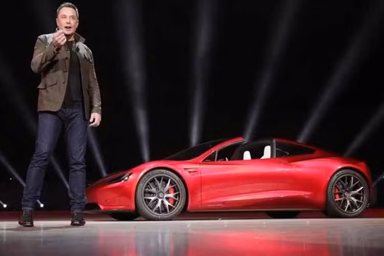 Tesla đã mở lại giao diện nhận đặt chỗ cho mẫu siêu xe điện Roadster trên hệ thống website chính thức. Quy trình đặt cọc yêu cầu người mua thanh toán ngay khoản phí 5.000 USD (hơn 130 triệu đồng) bằng thẻ tín dụng (khoản tiền này có thể hoàn lại). Tiếp đó, khách hàng cần thực hiện chuyển khoản 45.000 USD (1,17 tỷ đồng) còn lại trong vòng 10 ngày để hoàn tất thủ tục giữ chỗ.