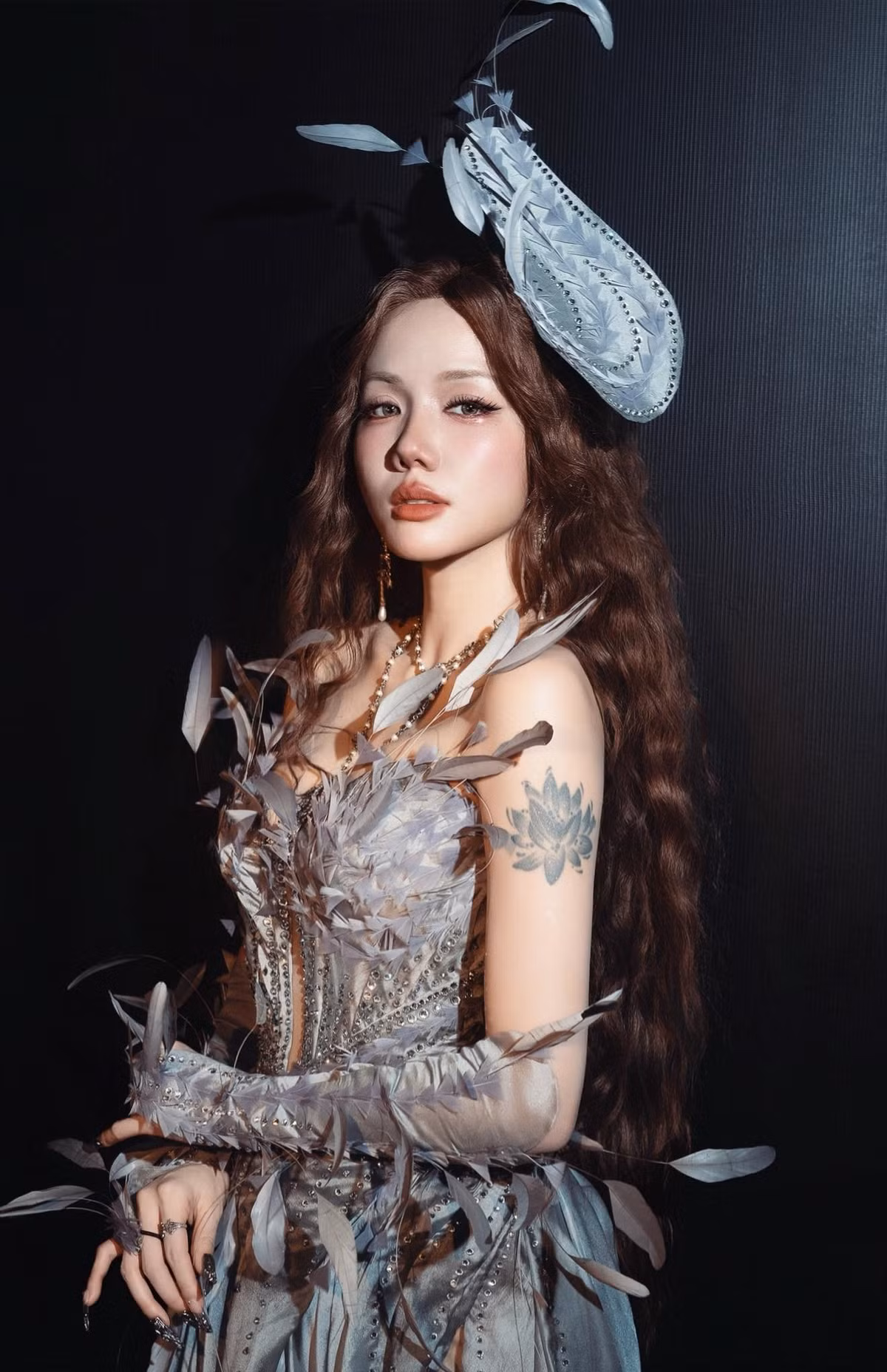 Làn da trắng mịn, nụ cười tươi tắn và vóc dáng thon gọn của Phương Ly gần như không có sự thay đổi so với những ngày đầu nổi tiếng. Thậm chí, nhiều người còn nhận xét rằng, nữ ca sĩ ngày càng cuốn hút hơn.