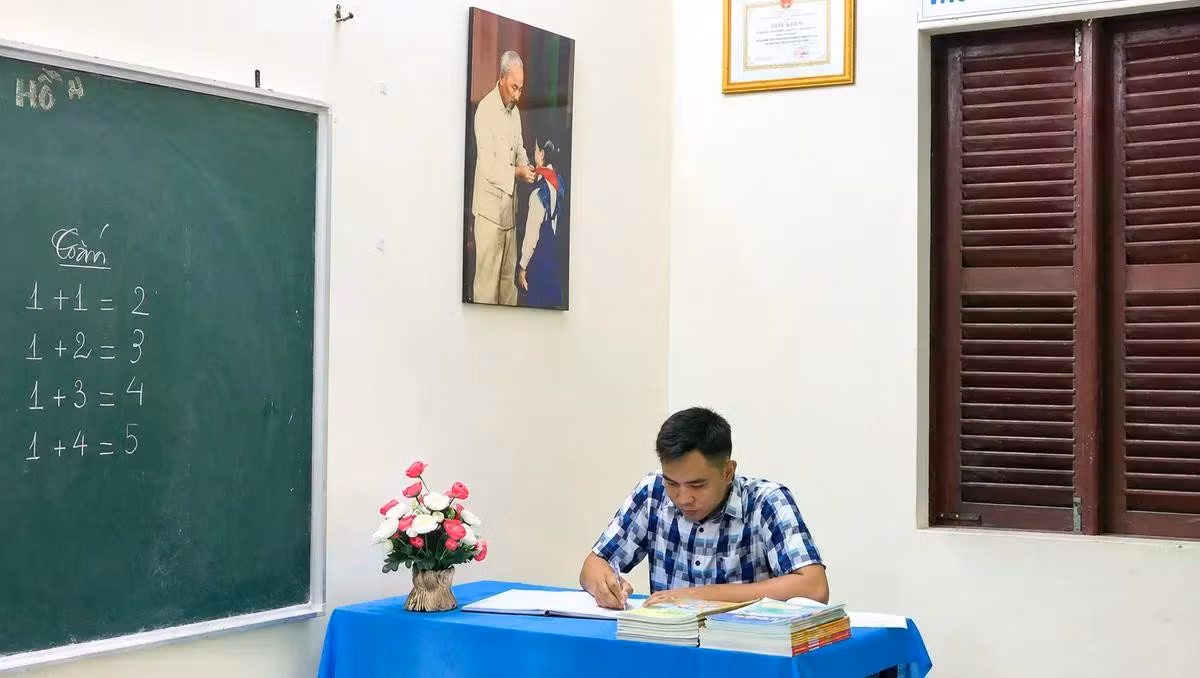 Thầy giáo Cao Văn Truyền chuẩn bị giáo án trước khi khai giảng.