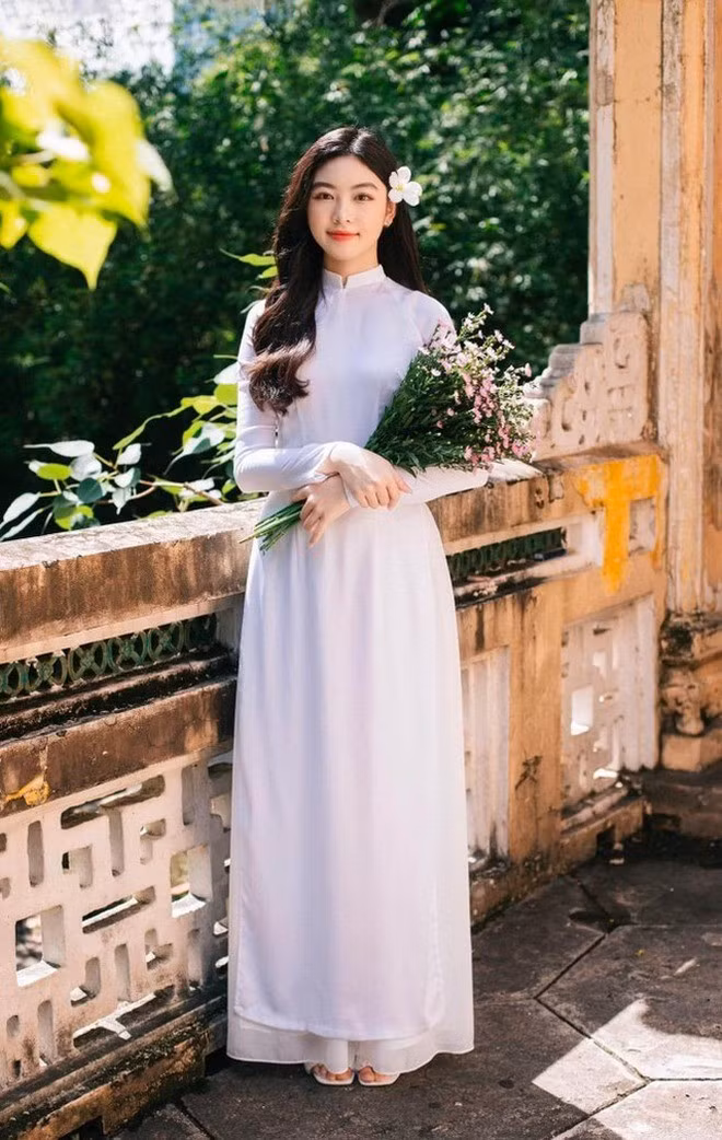 Hình ảnh Lọ Lem diện áo dài trắng nữ sinh từng khiến bao netizen mê mẩn.