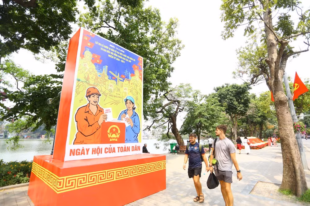 Những hình ảnh cổ động mang đậm nét văn hóa truyền thống xen lẫn hiện đại, với hình ảnh cử tri cả nước nô nức đi bỏ phiếu. (Ảnh: An Ninh Thủ Đô)