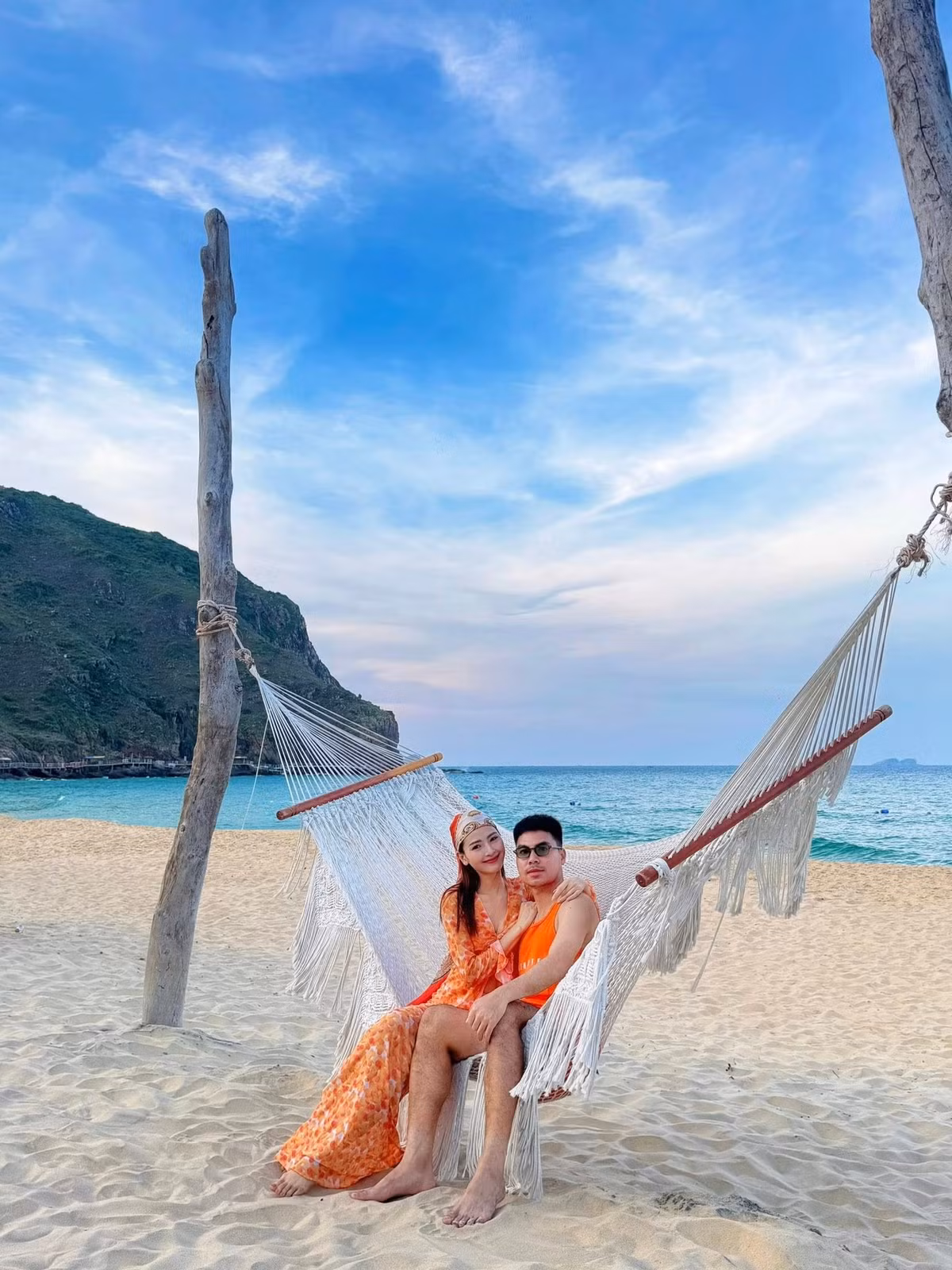 Chuyện tình cảm giữa cầu thủ Phạm Đức Huy và MC Huyền Trang, hay còn được biết đến với nghệ danh Mù Tạt, chính thức được công khai vào tháng 3 năm 2025, khép lại chuỗi ngày đồn đoán từ cộng đồng mạng.