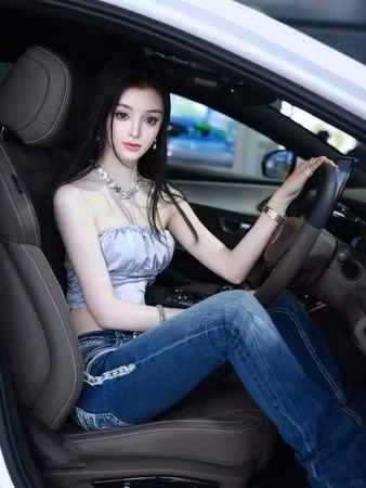Người này cũng chia sẻ rằng Trần Nguyệt là người rất thân thiện và luôn vui vẻ, nhiệt tình khi được nhiều người xin chụp ảnh trong ngày diễn ra sự kiện.