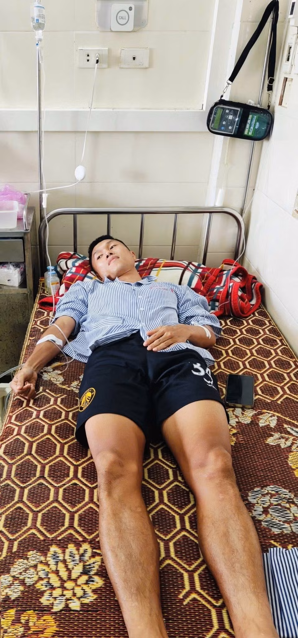 Doãn Ngọc Tân (gãy 3 xương sườn) cũng đã phải trải qua những ca phẫu thuật phức tạp. Cầu thủ Thanh Hóa bị gãy 3 xương sườn và tràn dịch, tràn khí phổi sau pha va chạm mạnh trong trận đấu giữa Đông Á Thanh Hóa và Hồng Lĩnh Hà Tĩnh tại V.League vào ngày 27/8/2025.