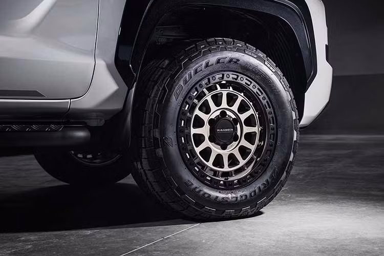Đáng tiếc là không có thay đổi nào ở hệ truyền động. Xe vẫn dùng động cơ diesel 4 xi-lanh, tăng áp kép, dung tích 2.4L, tiếp tục cho công suất tối đa 201 mã lực và mô-men xoắn cực đại 470 Nm. Sức mạnh được truyền tới cả bốn bánh thông qua hộp số tự động 6 cấp và hệ dẫn động Super Select 4WD-II của Mitsubishi.