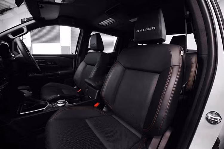 Theo Premcar, mẫu xe bán tải Mitsubishi Triton Raider 2026 đã trải qua 40.000 km phát triển và 7.000 km thử nghiệm tại vùng hẻo lánh của Úc với mục tiêu cải thiện khả năng vận hành trên đường sỏi cũng như nâng cao năng lực off-road.