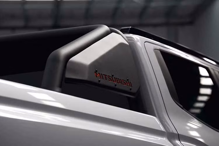 Triton Raider mới dự kiến sẽ có mặt tại các đại lý Mitsubishi ở Úc vào tháng 5/2026 và nhiều khả năng sẽ là mẫu xe dành riêng cho thị trường này. Giá bán của xe chưa được công bố, nhưng ước tính khoảng 75.000 AUD (tương đương 1,4 tỷ đồng), gần ngang ngửa với Ford Ranger Tremor và Nissan Navara Pro-4X Warrior đồng thời rẻ hơn Ranger Raptor.