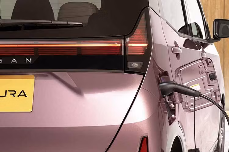 Kể từ khi ra mắt vào 4 năm trước, Nissan Sakura đã liên tục giữ vị thế xe điện bán chạy nhất ở xứ sở hoa anh đào. Trước thời điểm ra mắt, Nissan Sakura đã âm thầm được công bố trước một số hình ảnh. Mẫu xe này nhận được các tinh chỉnh nhẹ ở ngoại thất và nội thất nhằm duy trì tính cạnh tranh trong phân khúc xe kei car thuần điện đang thay đổi nhanh chóng tại thị trường Nhật Bản.