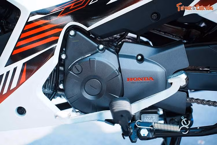 Honda Dash 125 được định vị ở phân khúc xe máy số phổ thông, hướng đến nhóm khách hàng trẻ, những khách lần đầu mua xe hay những ai đang tìm kiếm một mẫu xe máy số thể thao, trẻ trung, vận hành mạnh mẽ đi lại hàng ngày hay chinh phục các hành trình dài để khám phá.