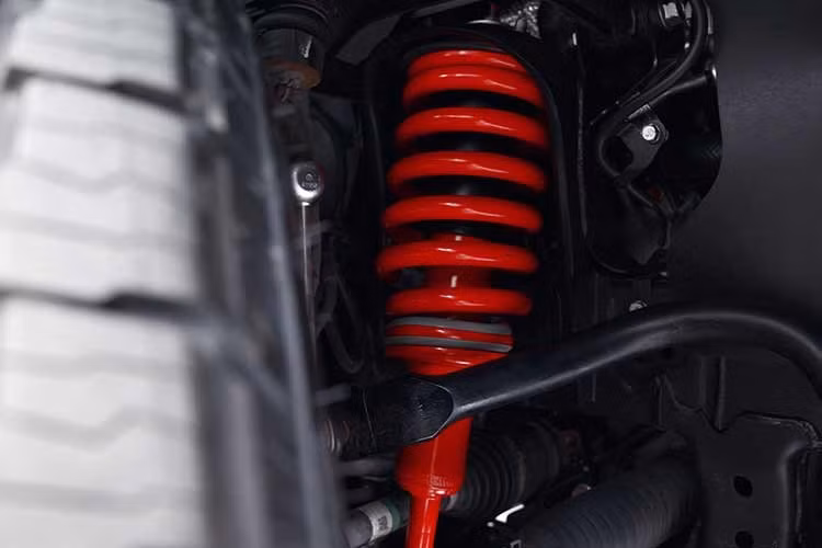 Chiều rộng cơ sở cũng được tăng thêm 20 mm ở cả hai cầu. Bộ giảm chấn khung gầm Yamaha Performance Damper nhằm giảm độ rung, độ ồn và tăng độ êm ái (NVH) vẫn được giữ nguyên.